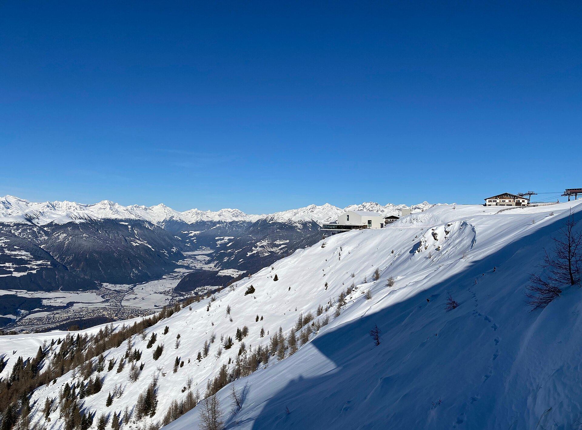 Winterlicher Kronplatz mit Blick auf die Zillertaler Alpen