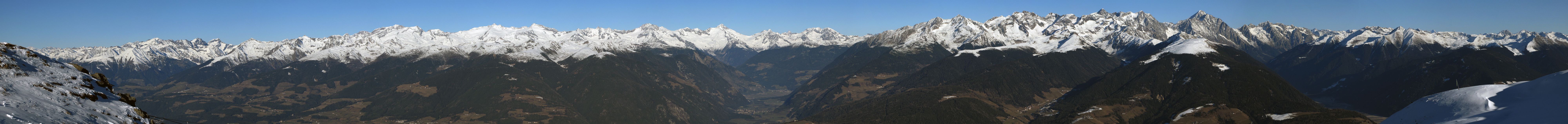 Rundblick vom Kronplatz nach Norden: Brunecker Talkessel, Zillertaler Alpen und Rieserferner