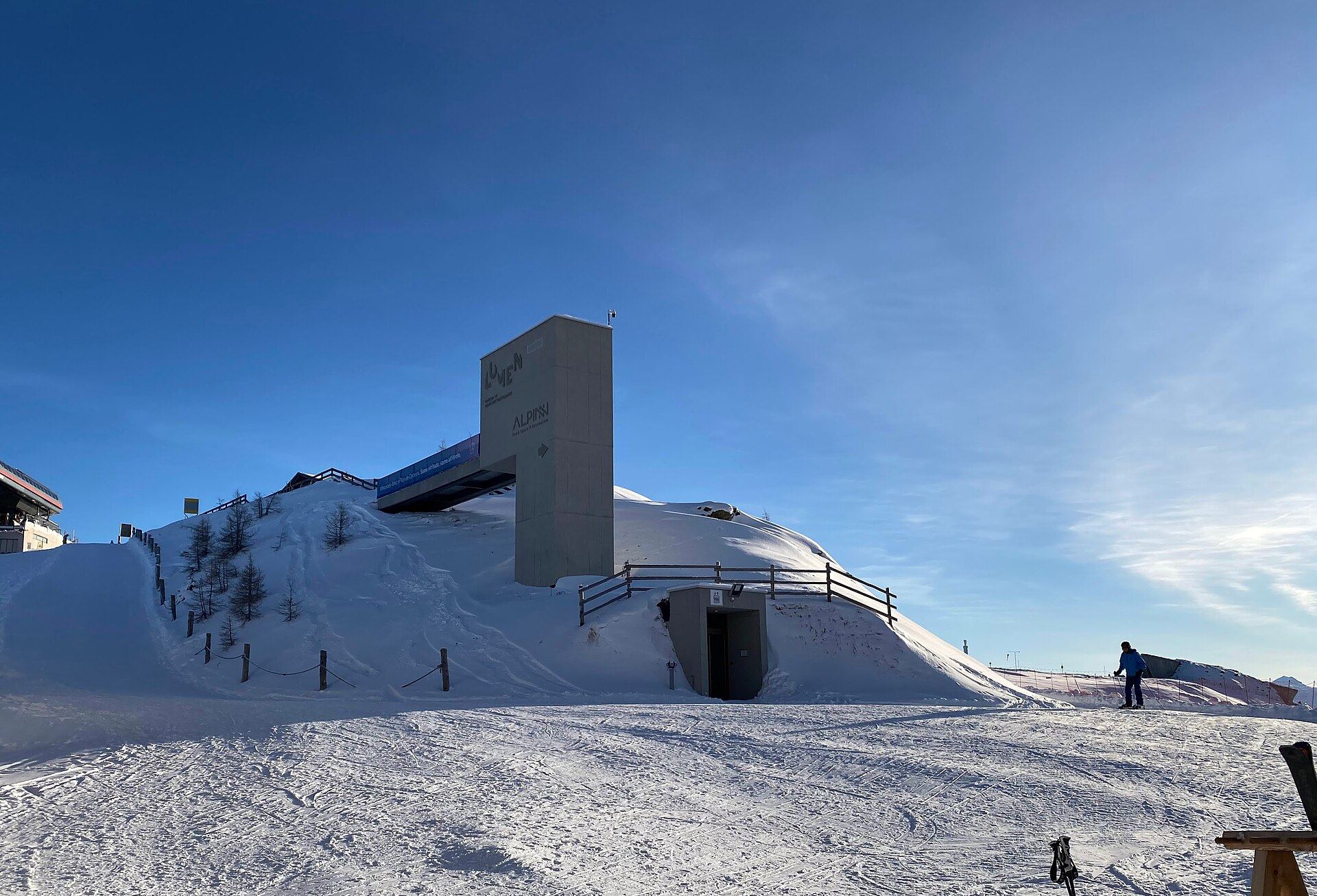 Architektur am Gipfel des Kronplatz im Schnee