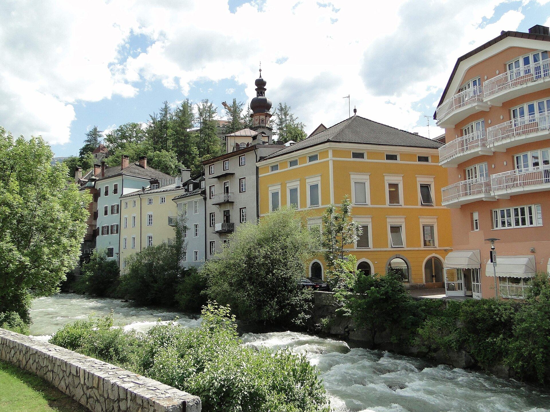 Bunte Häuserzeile an der Rienz