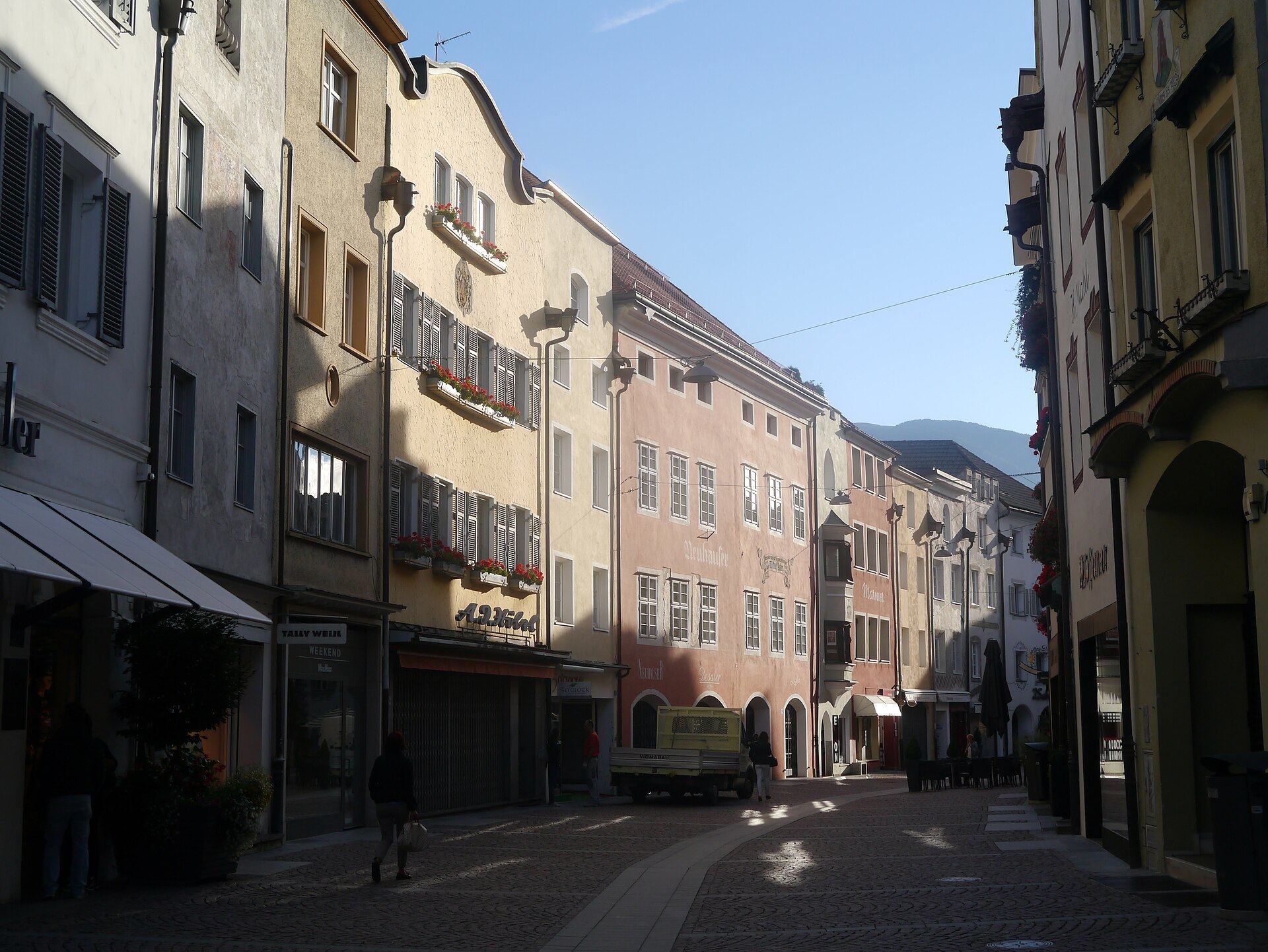 Die Stadtgasse in der Brunecker Altstadt im Morgenlicht