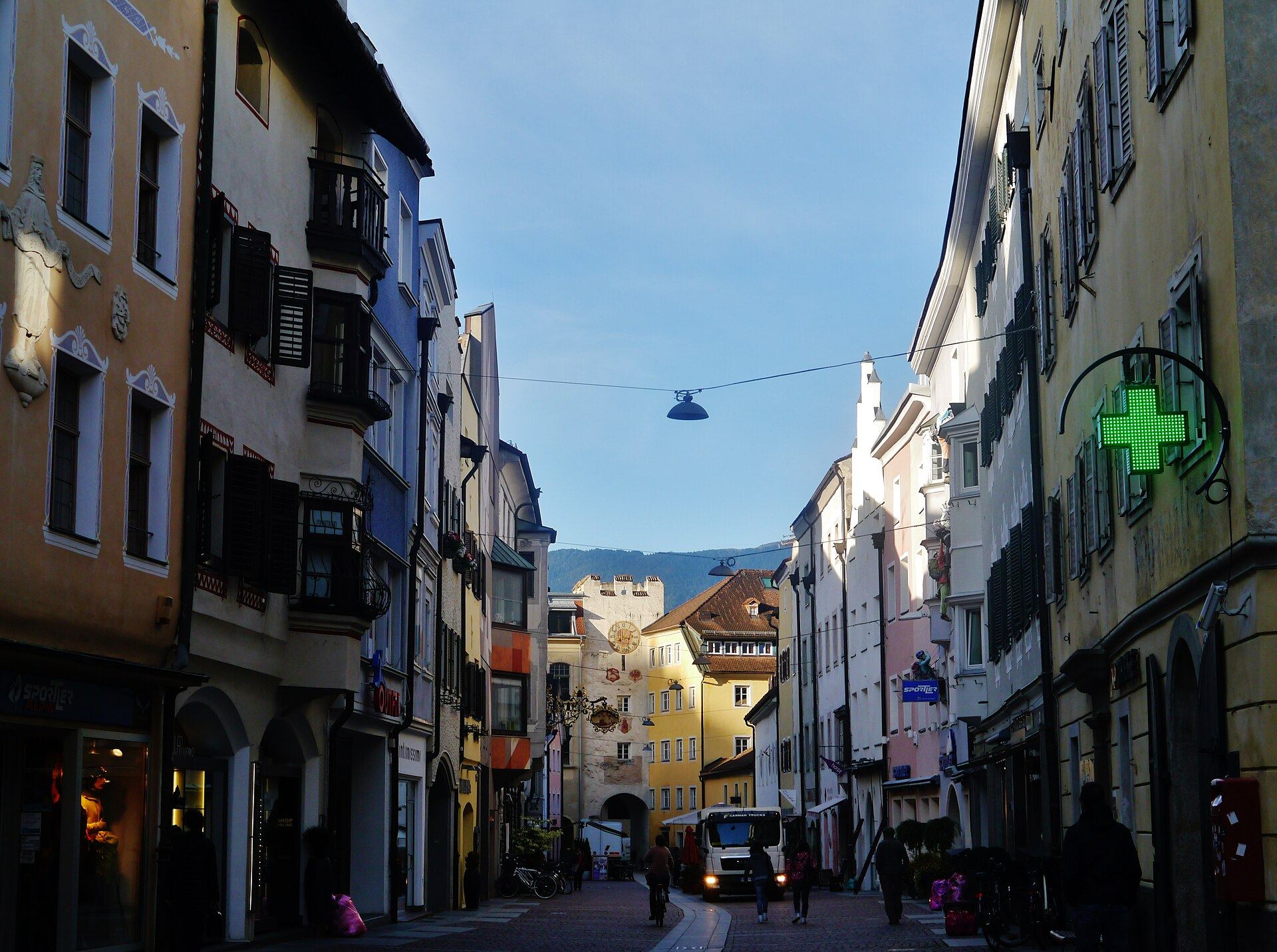 Blick durch die Stadtgasse auf das Stadttor