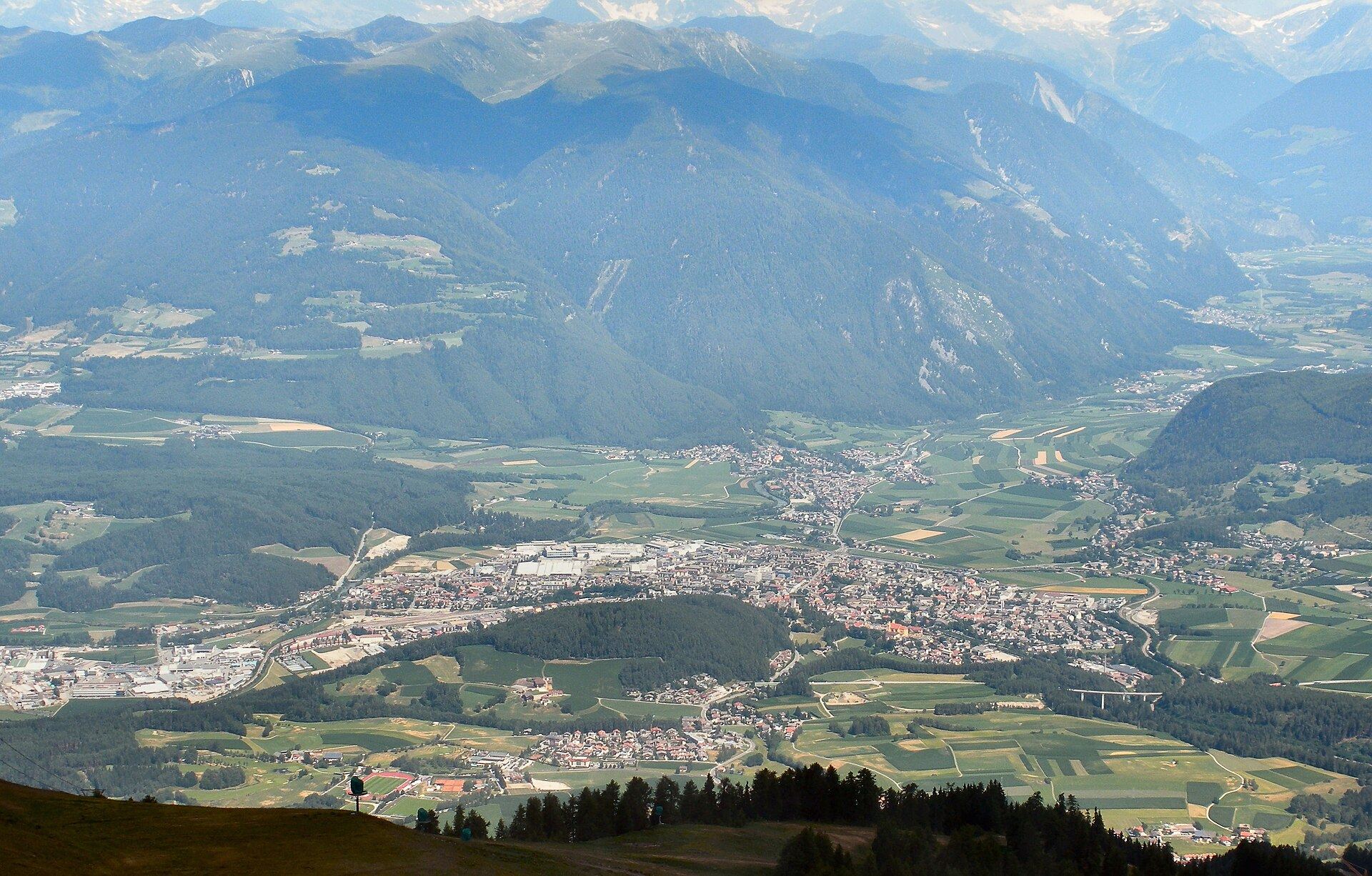 Bruneck und der Brunecker Talkessel von oben
