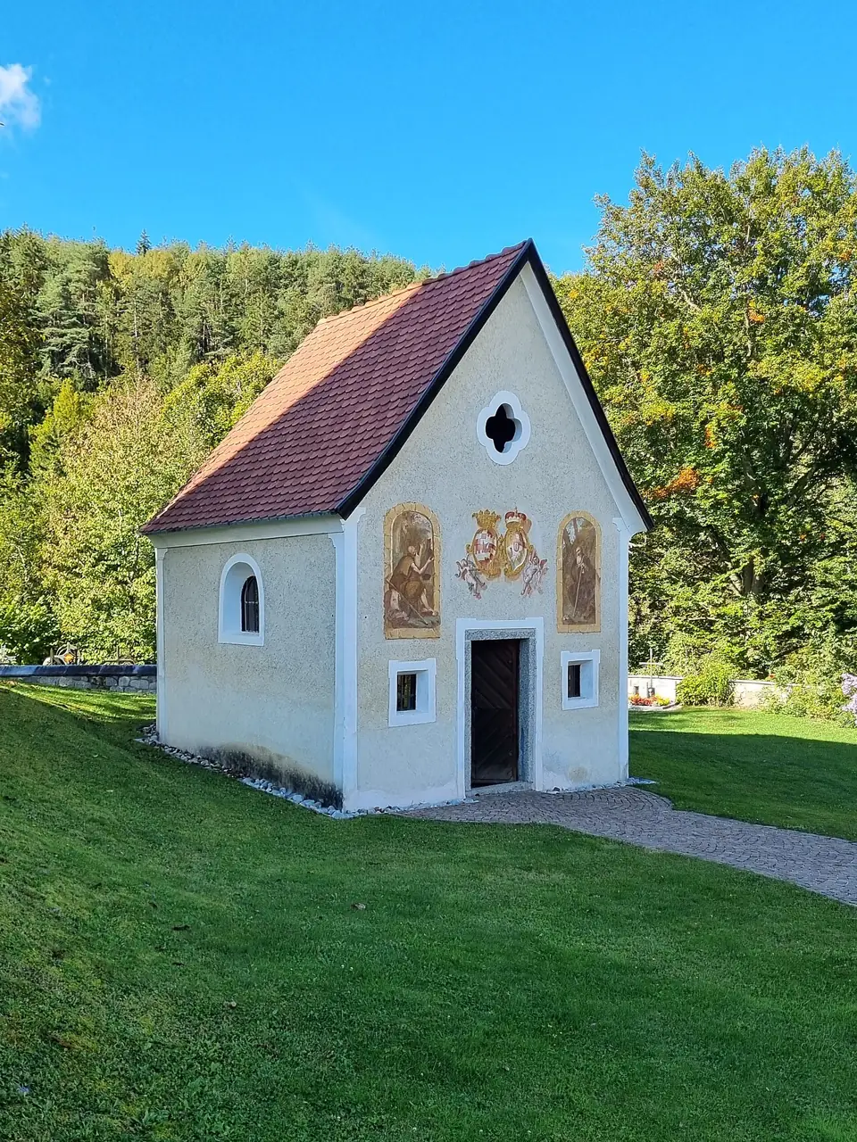 Along the way: Friedhofskapelle Ehrenburg (Südtirol)