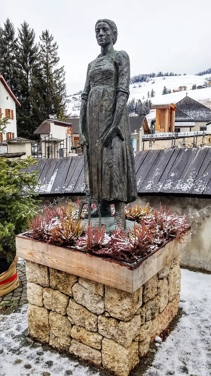 Along the way: Katharina-Lanz-Statue, St. Vigil