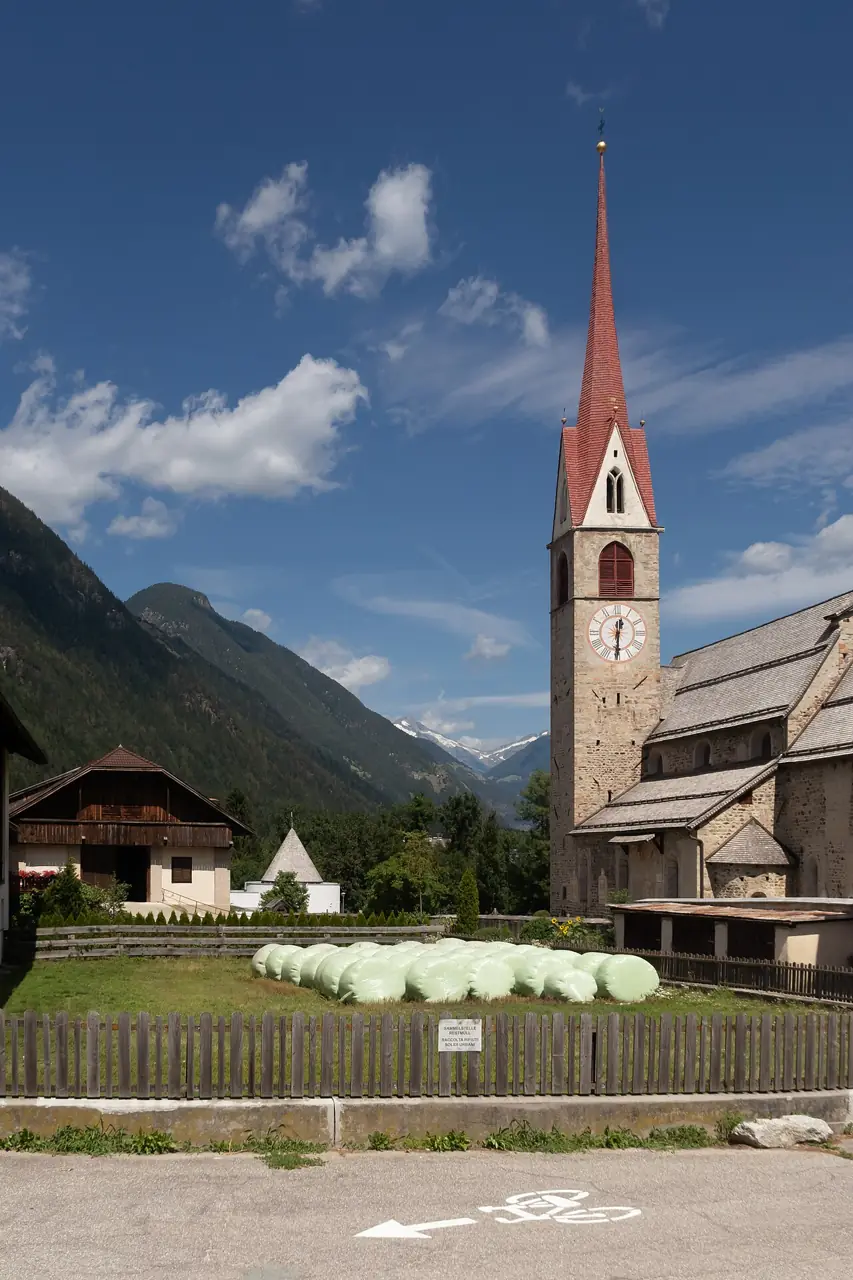 Am Weg: Gais, Pfarrkirche Sankt Johannes Evangelist